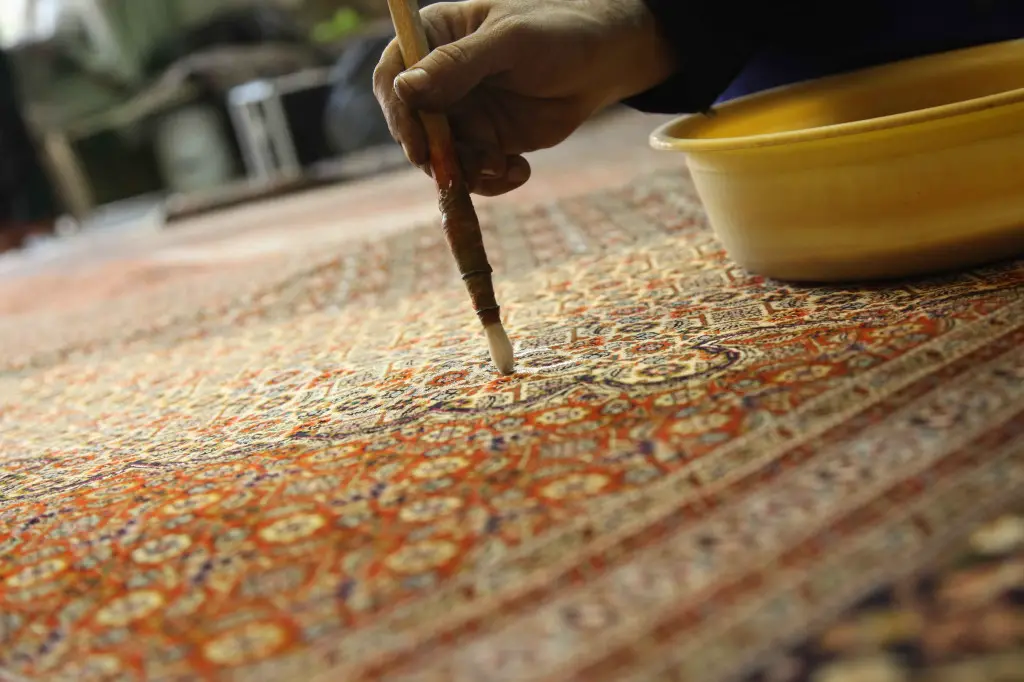Teppich werden per Hand gereinigt und gepflegt.