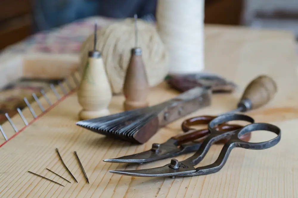 Werkzeuge, die zur Teppich-Reparatur verwendet werden.